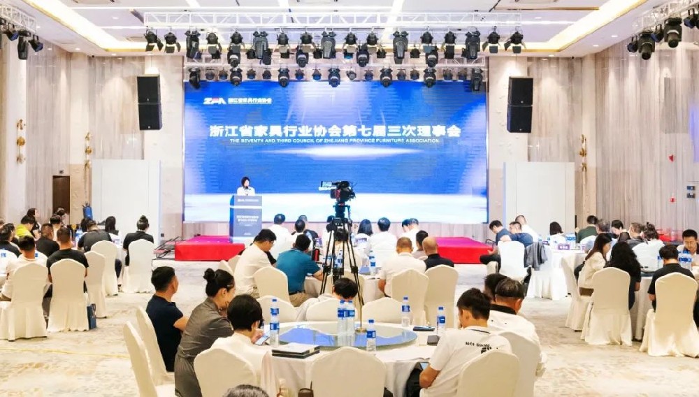 笃行致远|必一网页版登录入口荣获浙江省家具行业协会“先进会员企业”称号